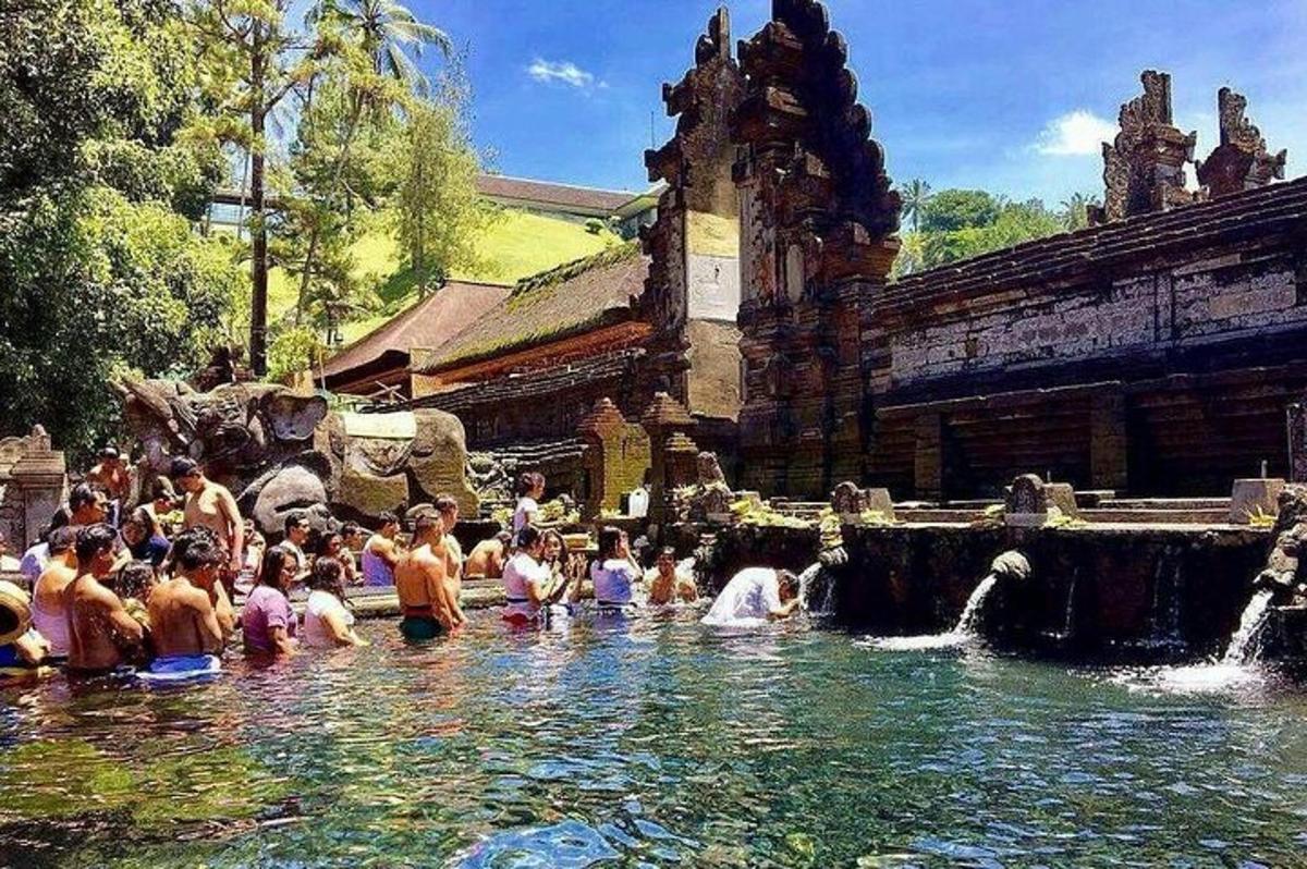 กลุ่มคนในน้ำที่น้ำพุ