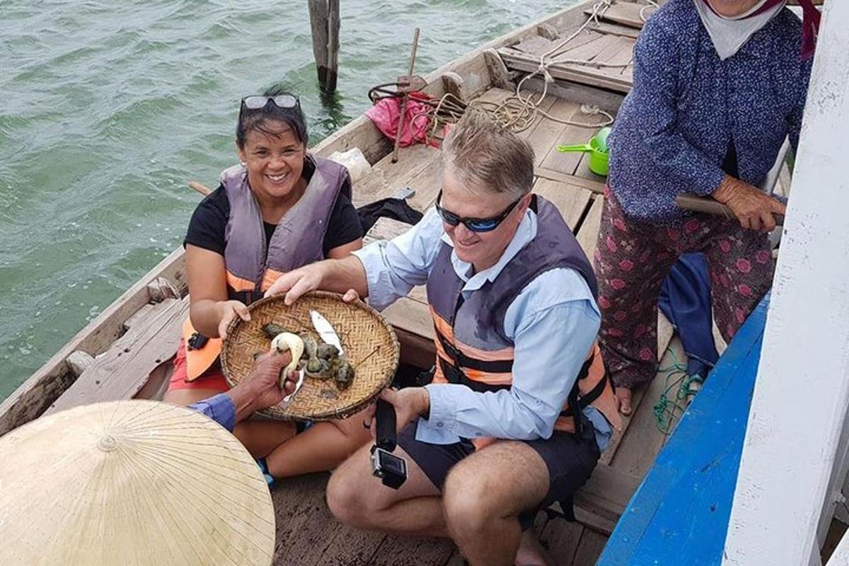 Un hombre y una mujer en un barco con un sombrero
