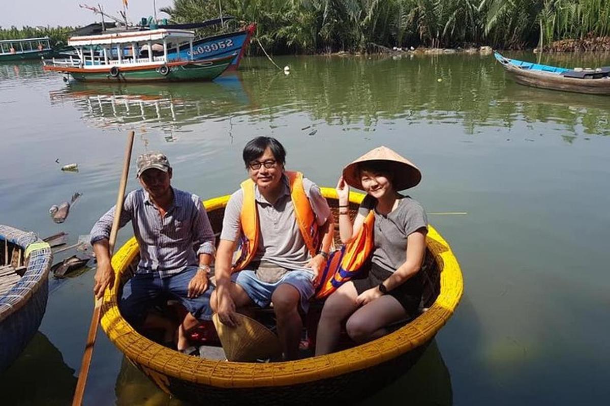 un grupo de personas sentadas en un bote en el agua