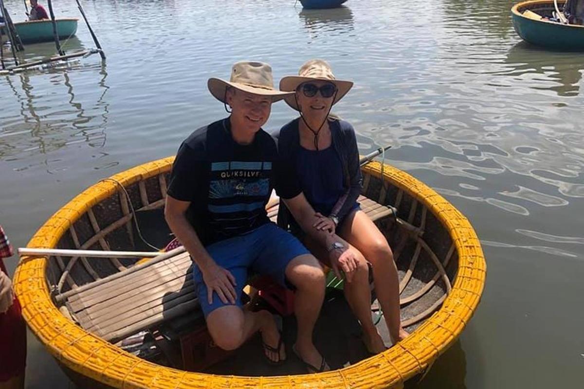 Un hombre y una mujer sentados en un bote de madera en el agua
