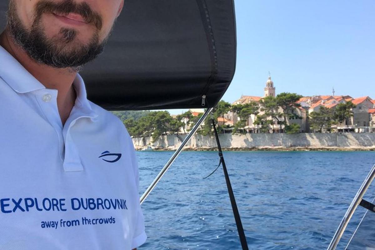 un uomo indossa una maglietta con esperienza offshore su una barca