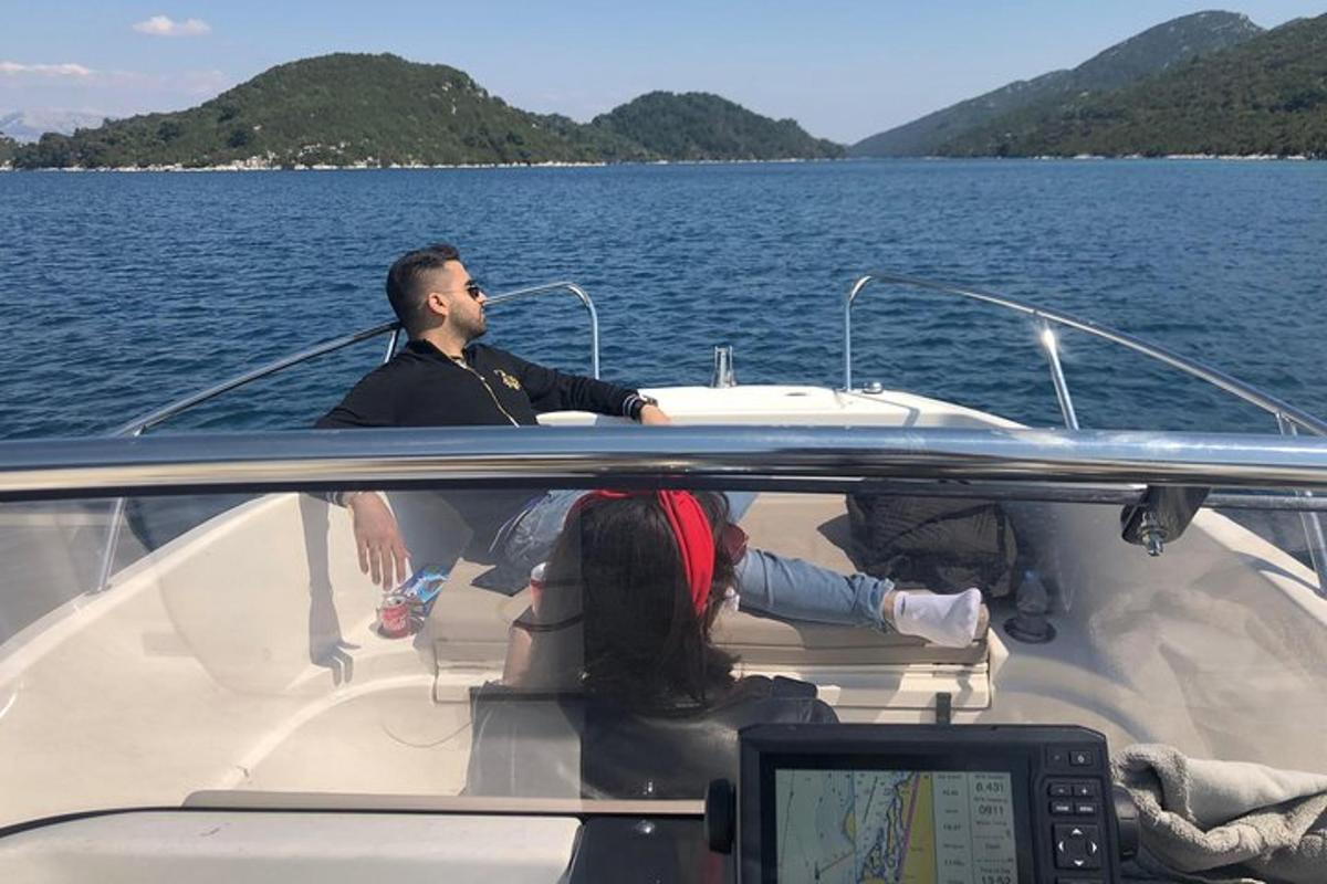 un uomo e una donna su una barca in acqua