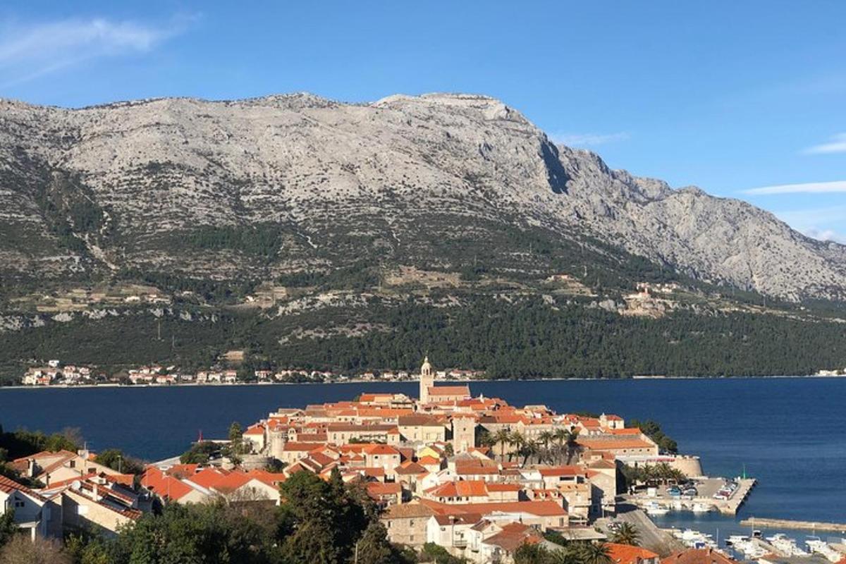 una città sulla riva di uno specchio d'acqua