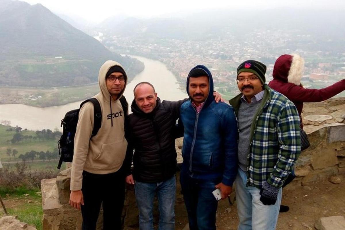 um grupo de homens em pé no topo de uma montanha