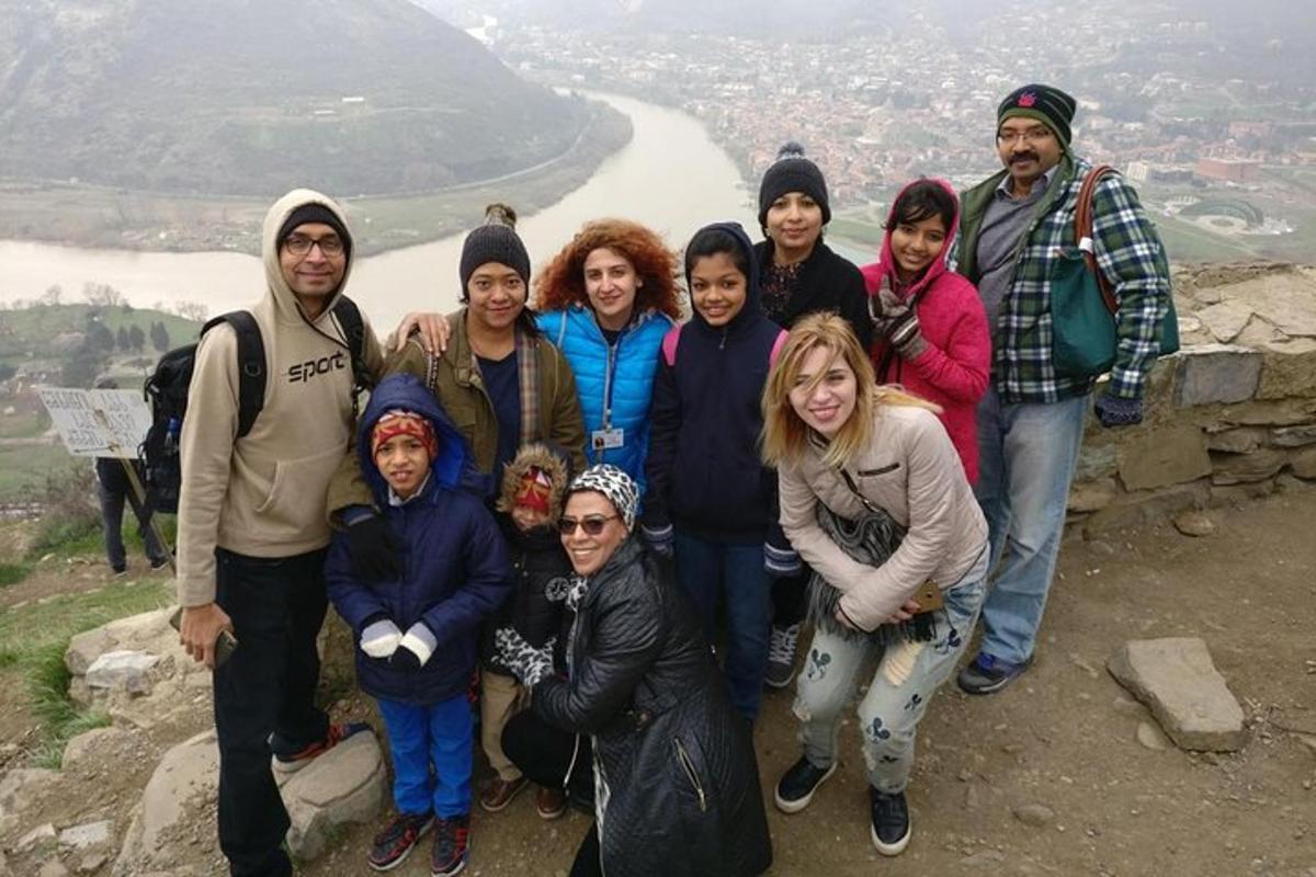 um grupo de pessoas em pé no topo de uma montanha
