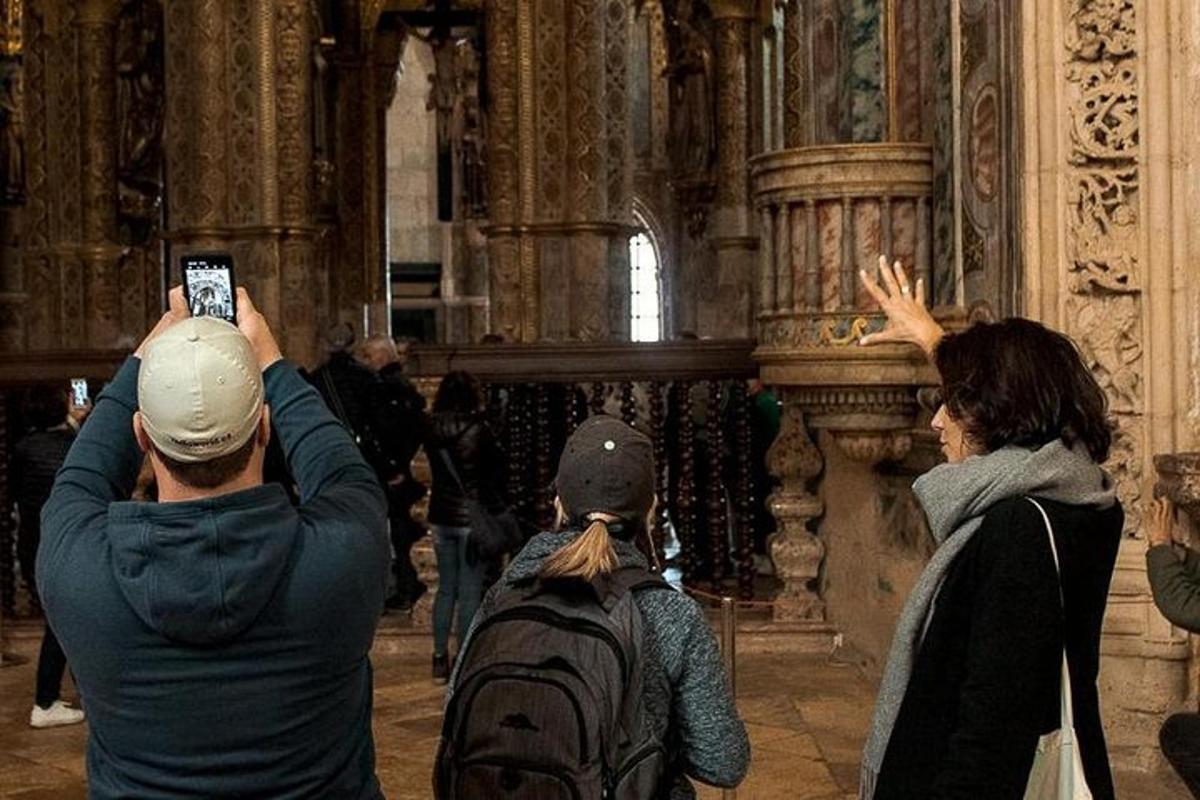 seorang lelaki mengambil gambar sekumpulan orang di sebuah katedral