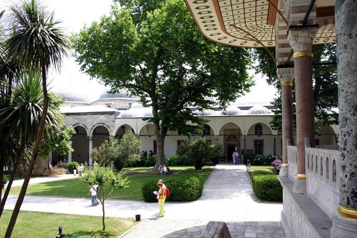 un cortile di un edificio con persone che camminano intorno