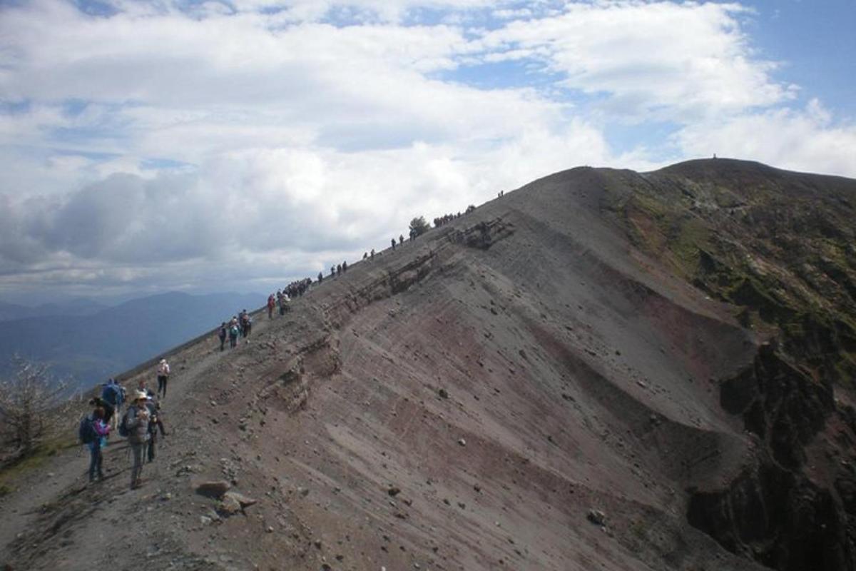 un gruppo di persone che camminano su una montagna