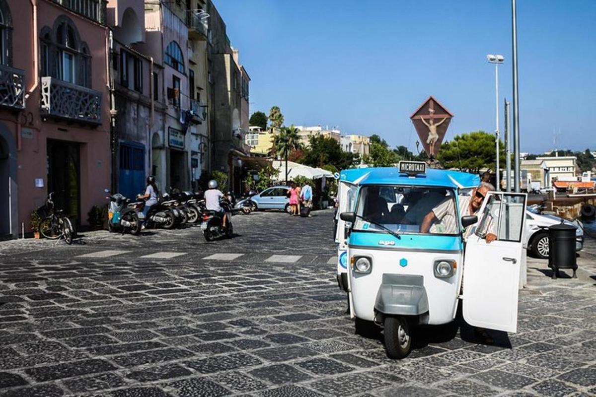 ένα μικρό μπλε και άσπρο όχημα παρκαρισμένο σε έναν δρόμο