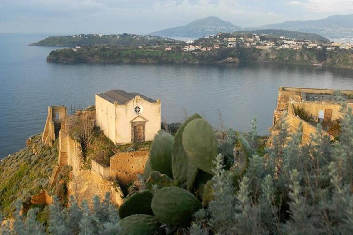 ένα σπίτι στην άκρη ενός υδάτινου σώματος