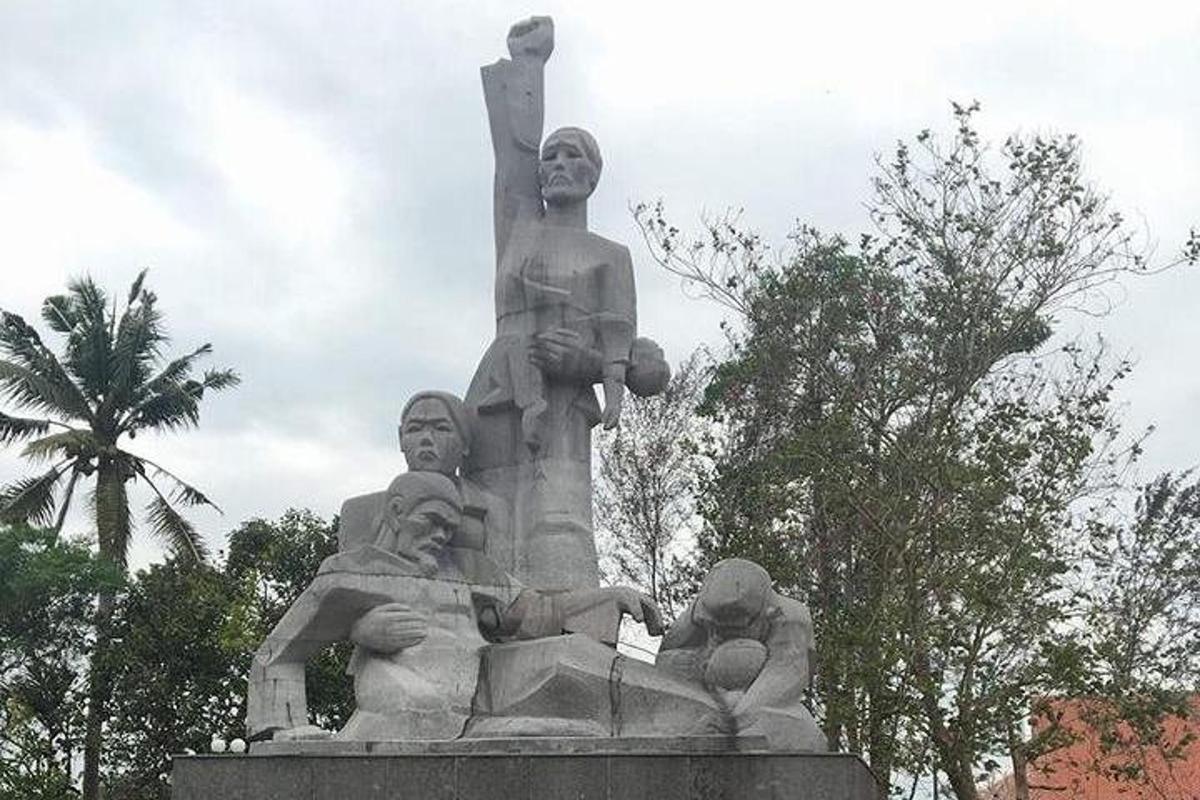 a statue of three men standing on top