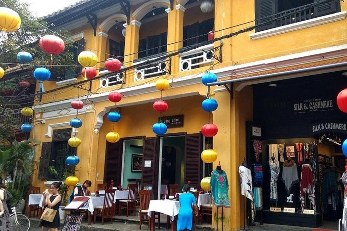 budova s barevnými lucernami visícími nad restaurací