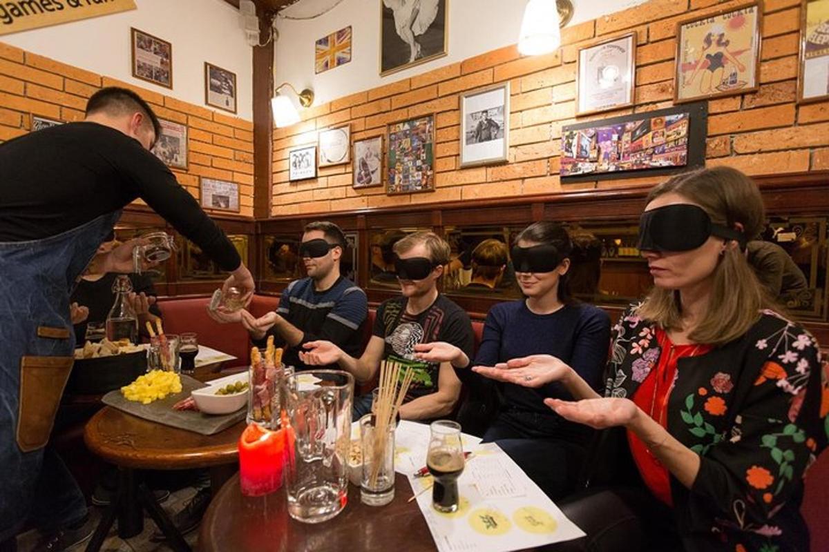 un gruppo di persone sedute a un tavolo in un ristorante