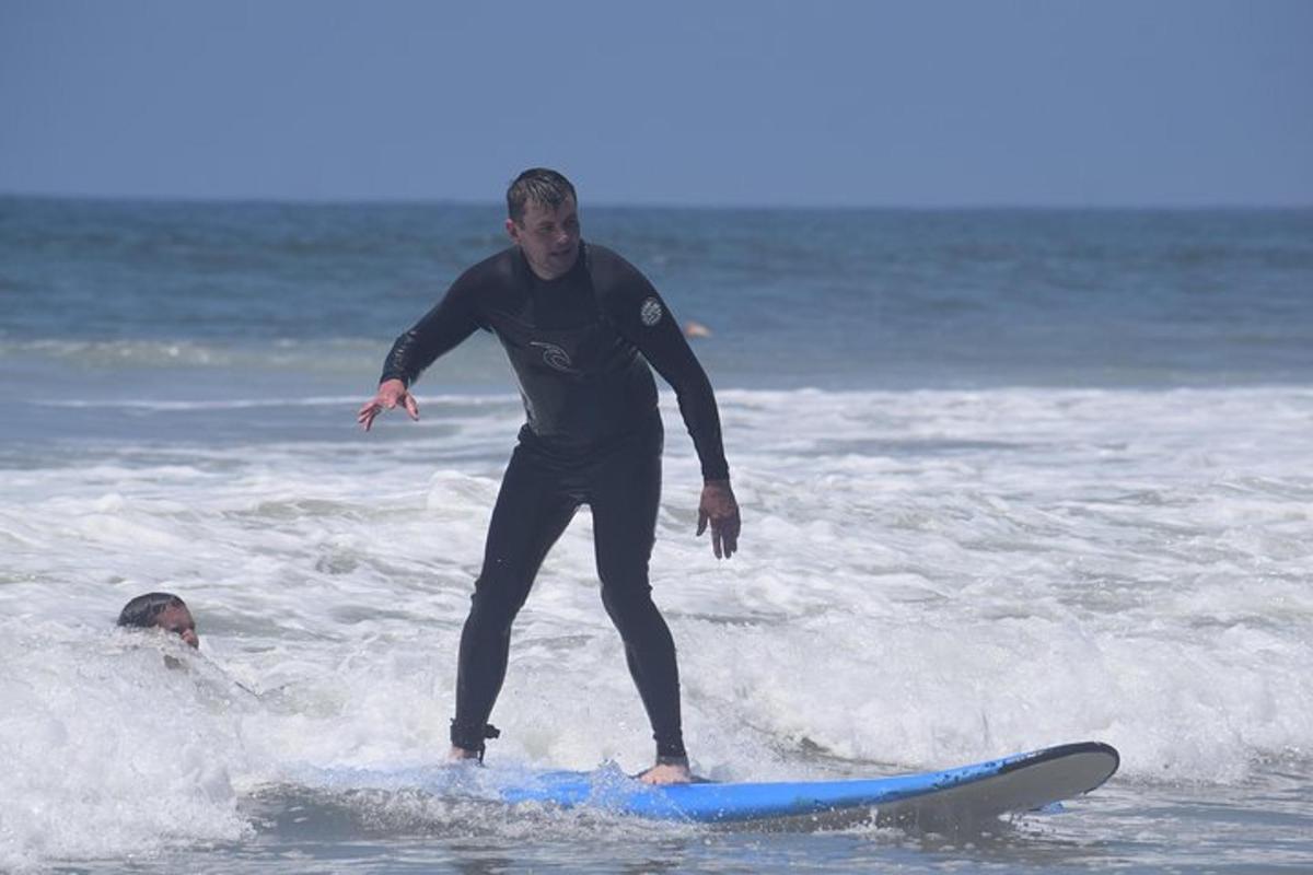 um homem pegando uma onda em uma prancha de surfe no oceano