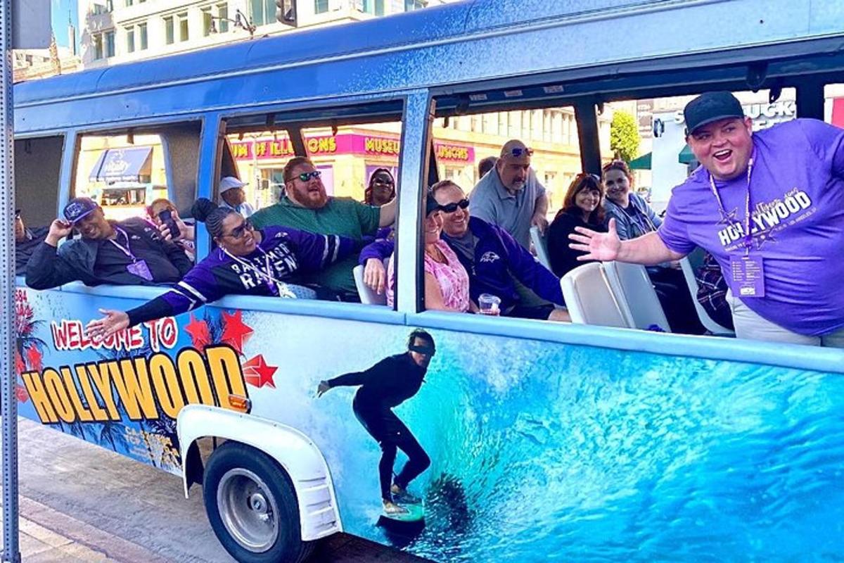 skupina lidí jedoucích autobusem se surfařem po boku
