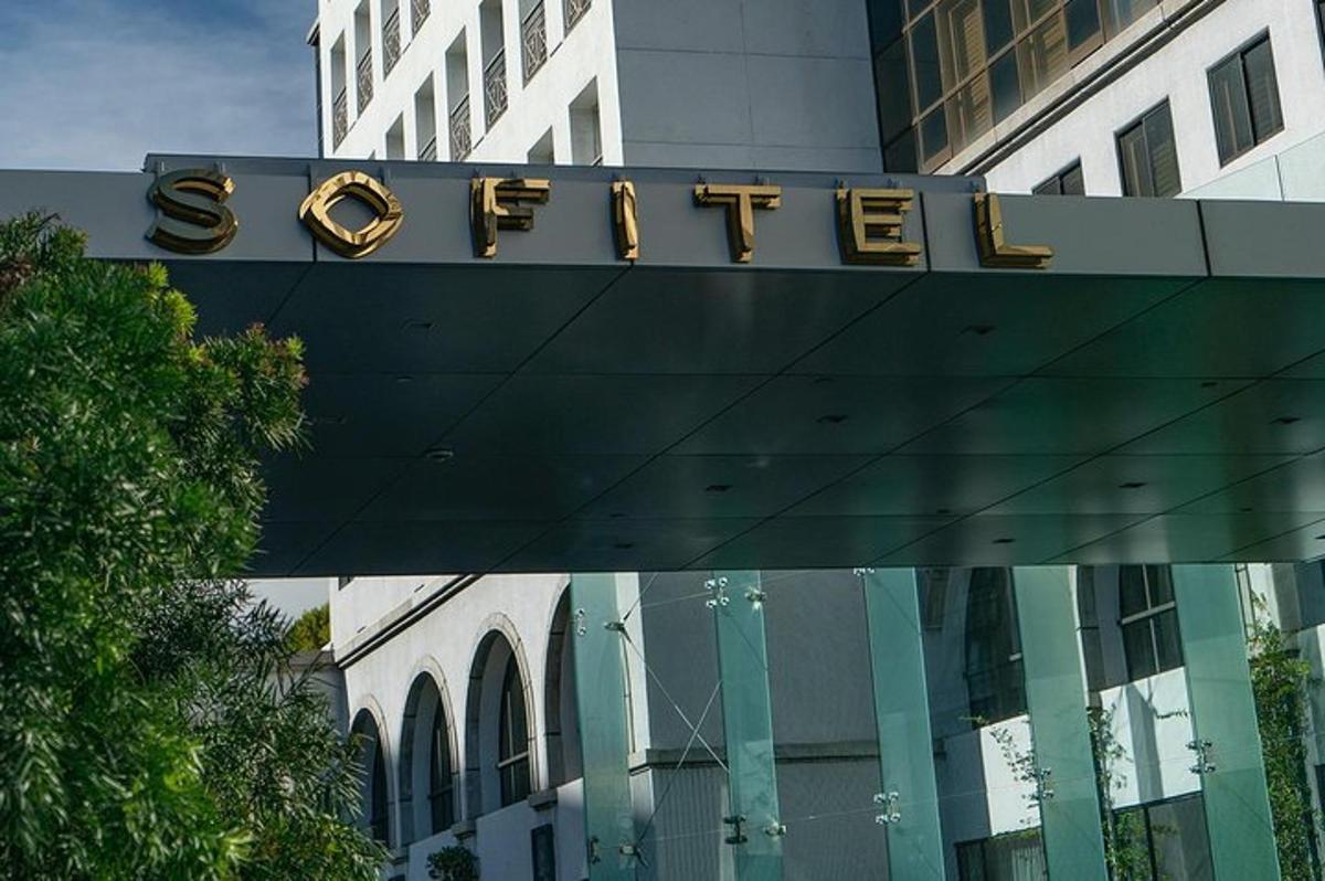 un edificio con un cartello che dice metropolitana