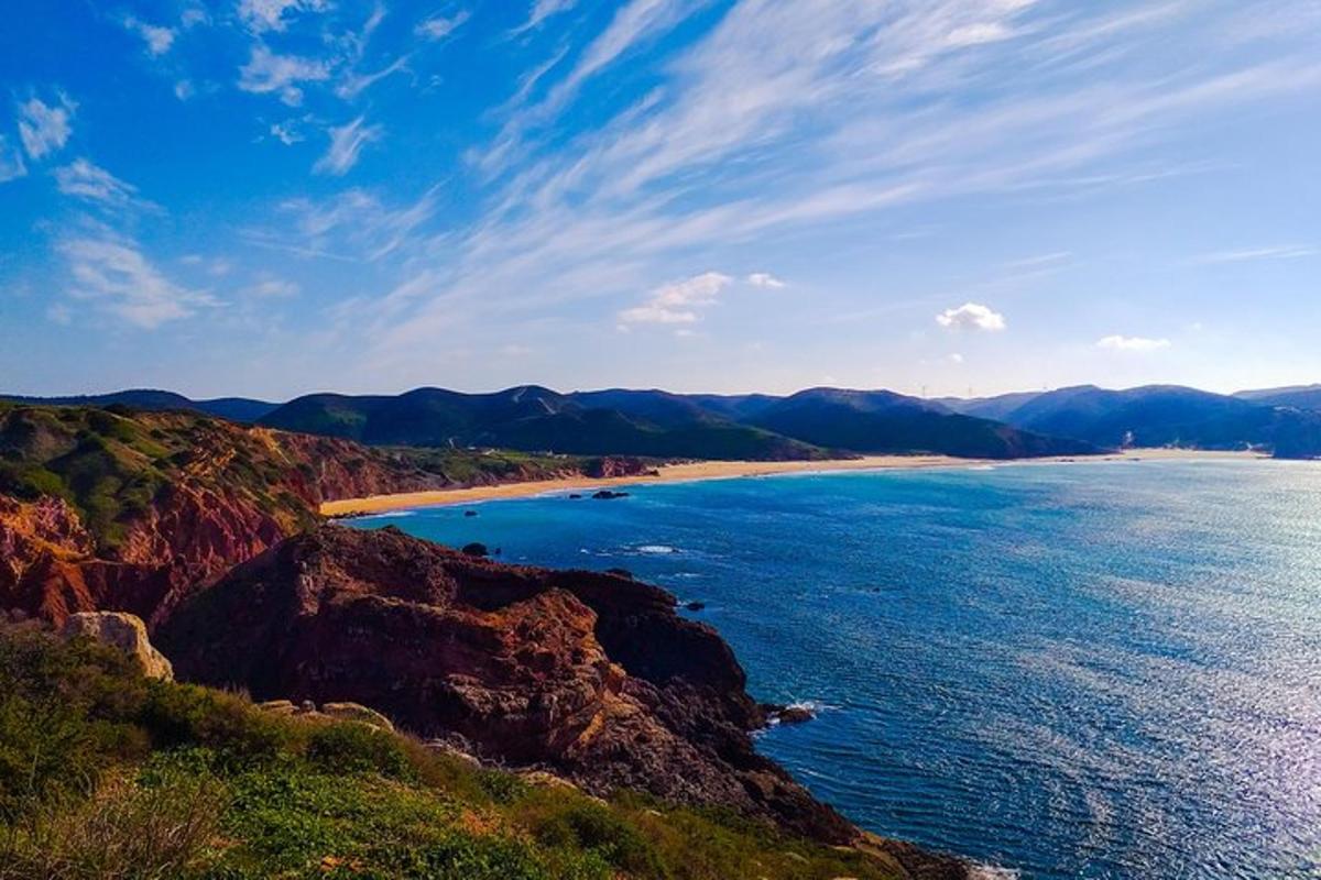 una playa en la ladera de un acantilado