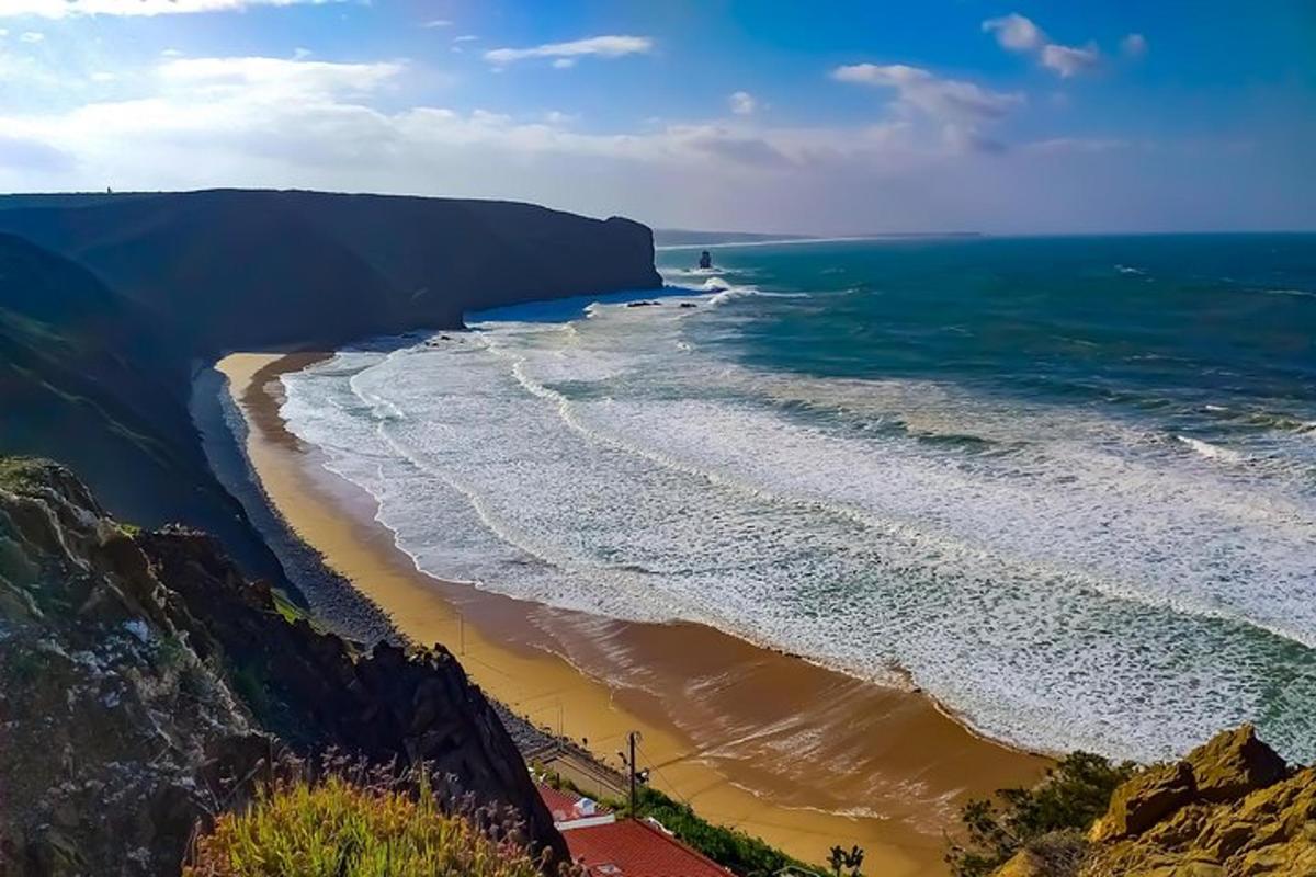 Una vista aérea del océano y una playa.