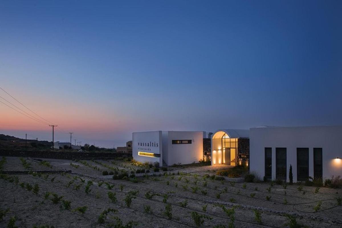 um grande edifício branco no meio de um campo