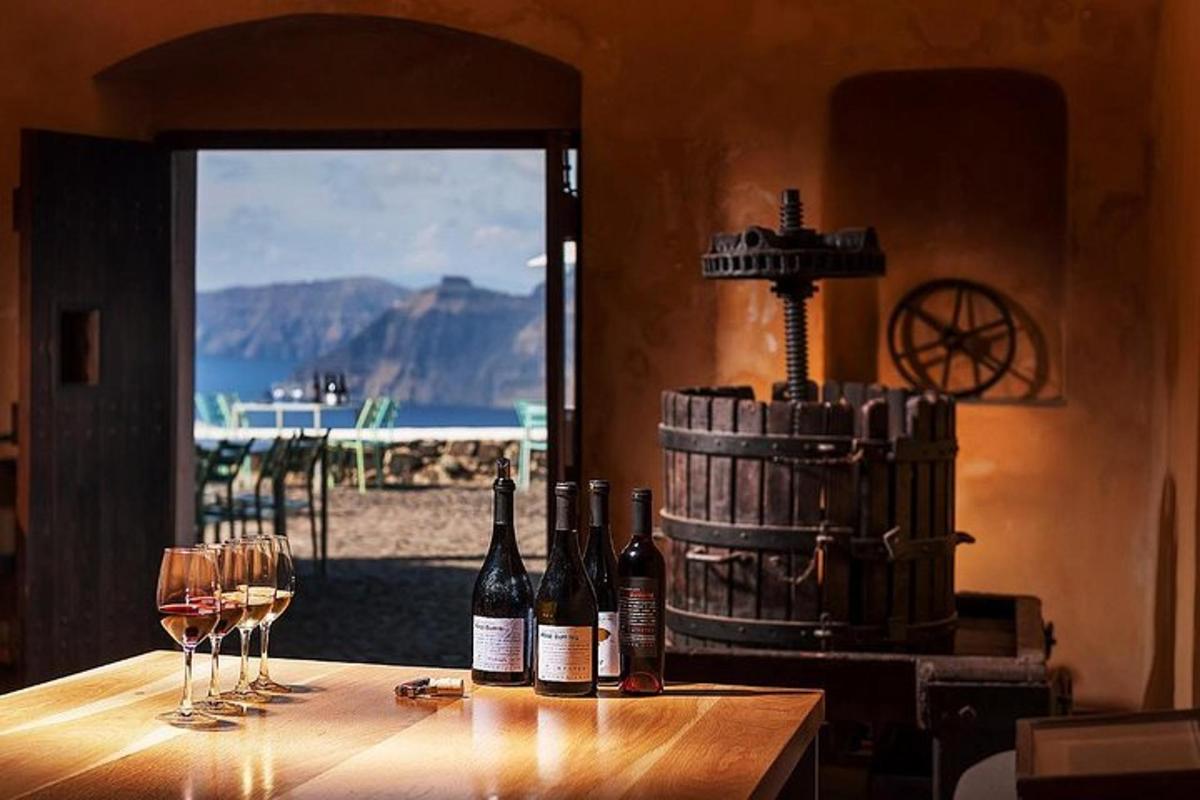uma mesa com três garrafas de vinho e um barril