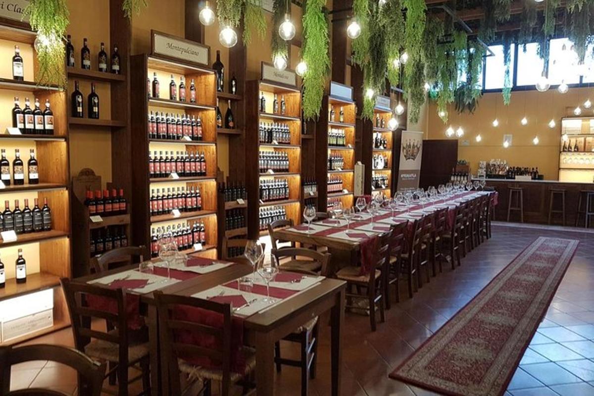 un restaurant amb una taula llarga en una sala amb ampolles de vi