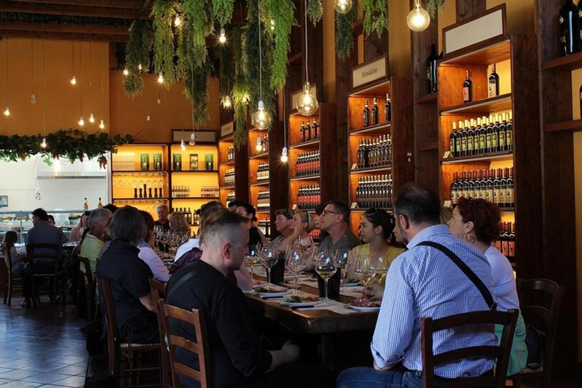 un grup de persones assegudes a una taula en un restaurant