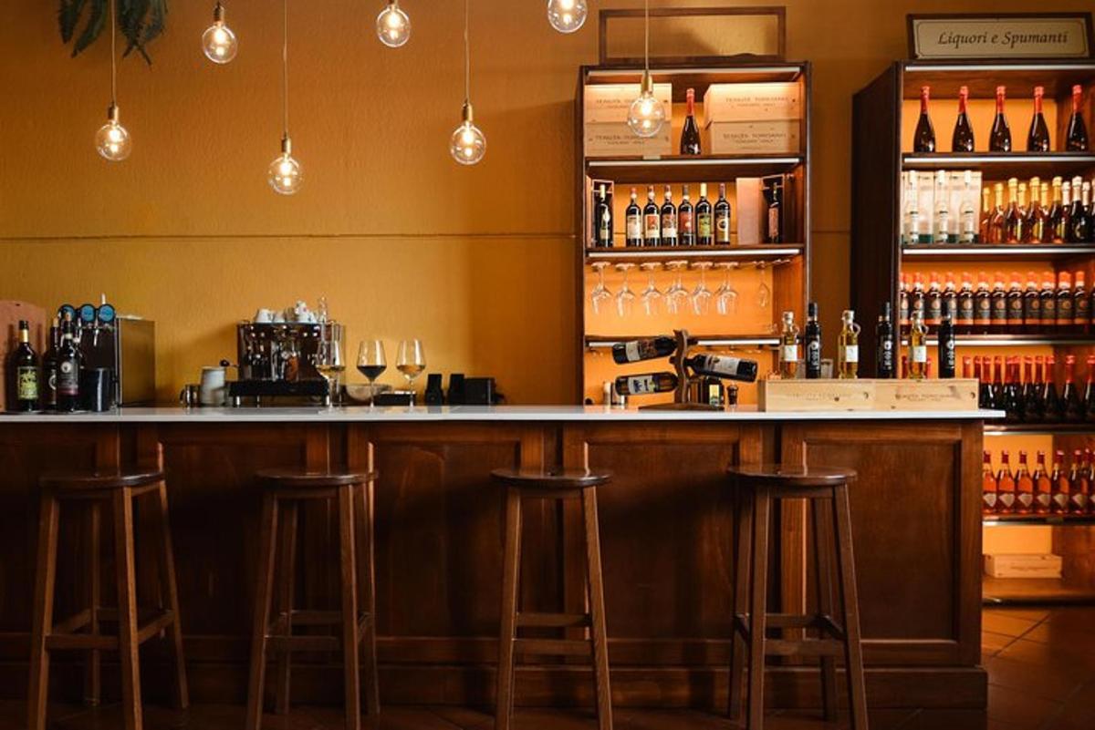 un bar con sgabelli da bar e bottiglie di vino