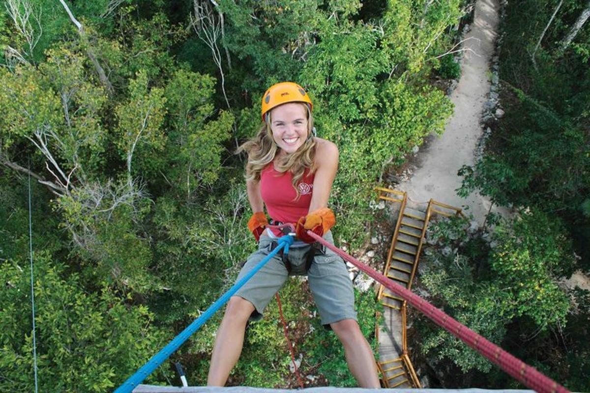 una ragazza su una teleferica nella giungla