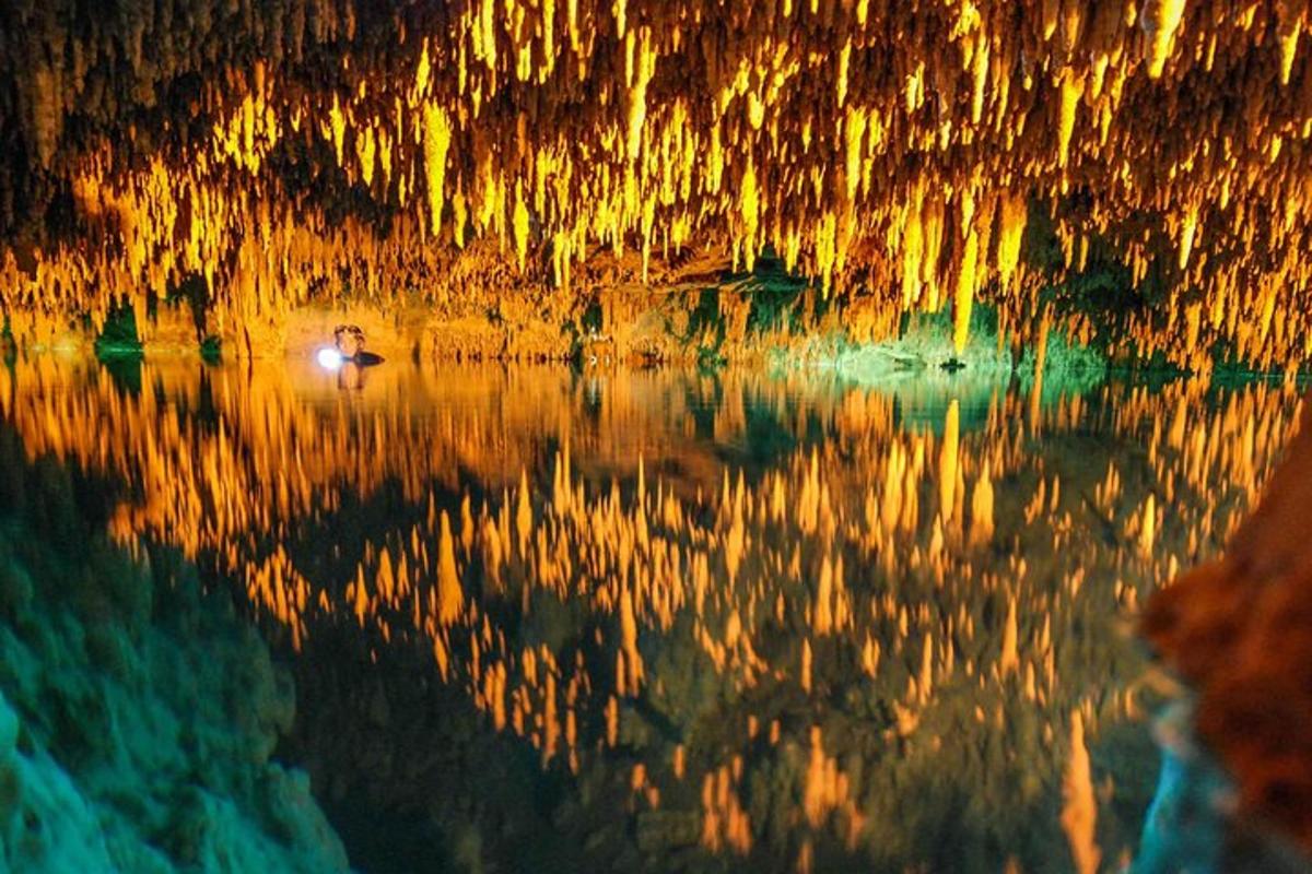 una cueva con una persona en el agua
