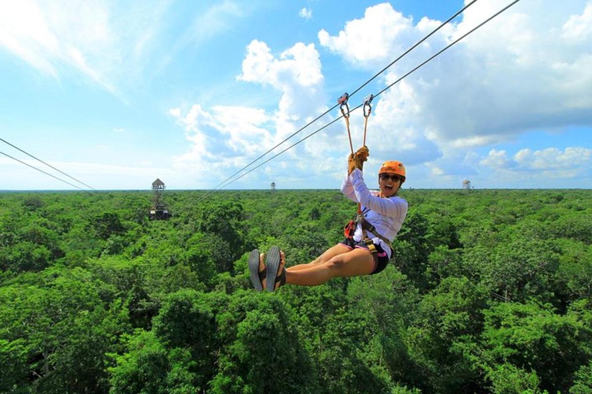 una donna è sospesa in aria su una teleferica