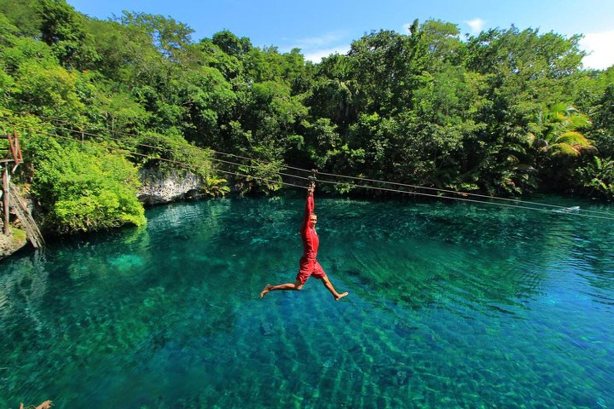 una persona saltando al agua en un río