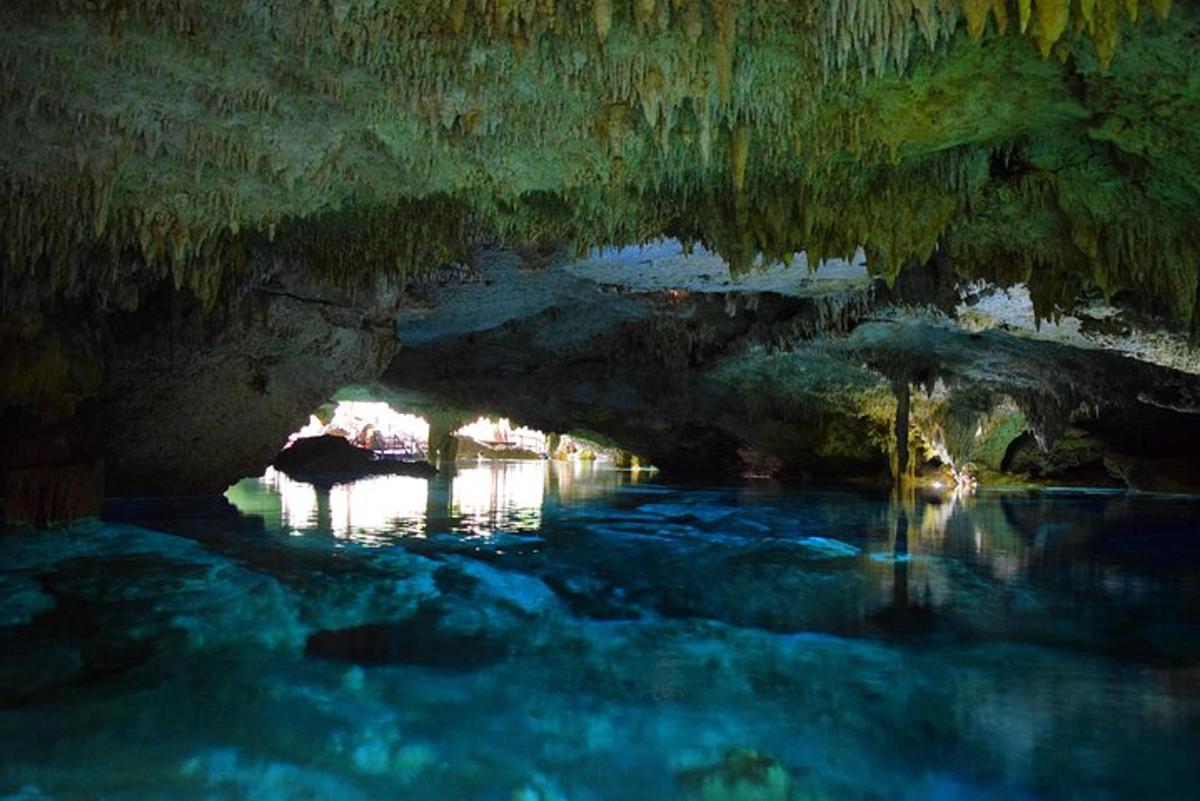 Un río en una cueva con un puente sobre el agua
