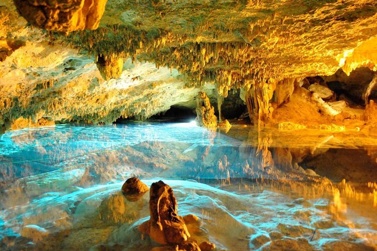una grotta con una pozza d'acqua al suo interno