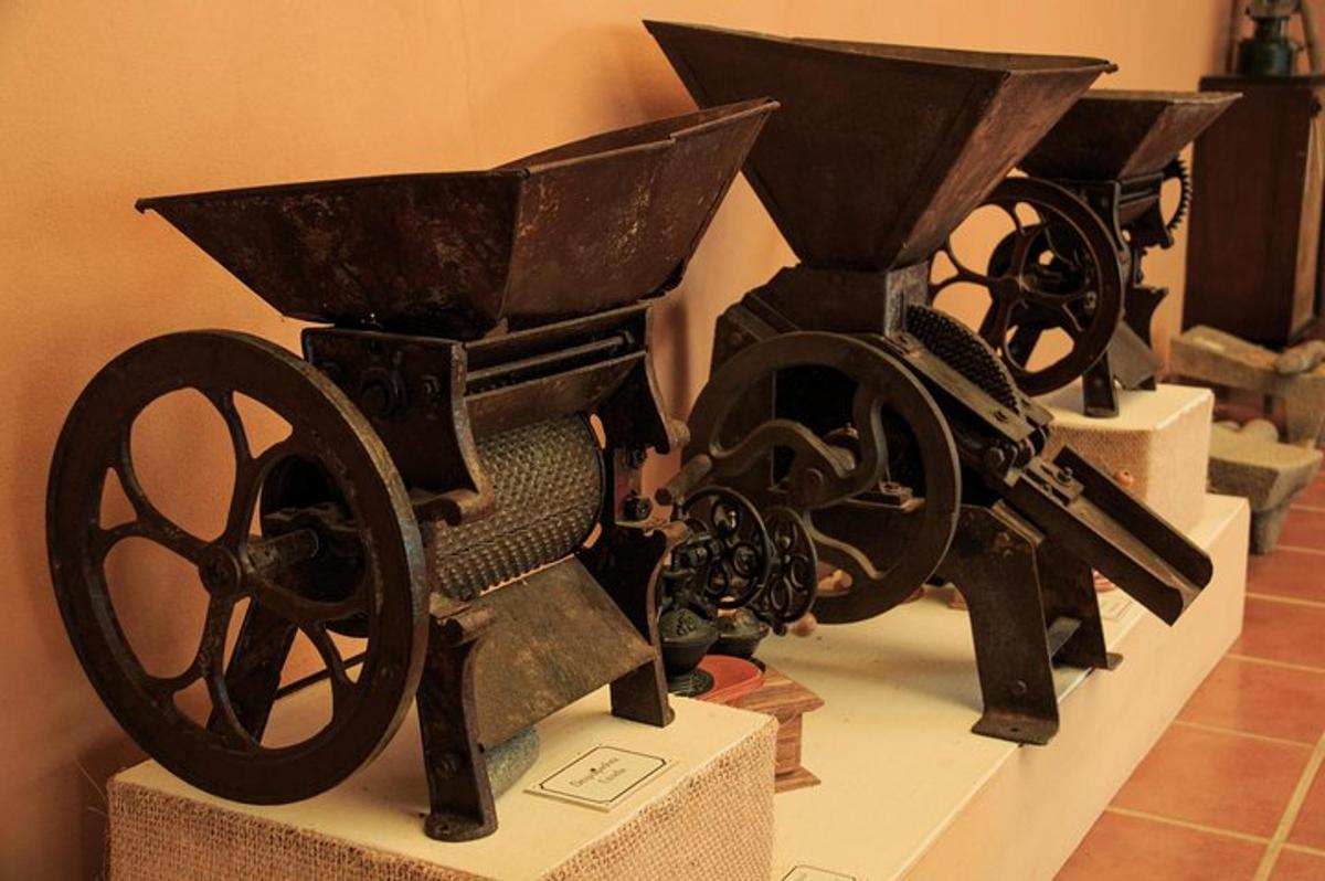 Un grupo de ruedas de hierro en exhibición en un museo.