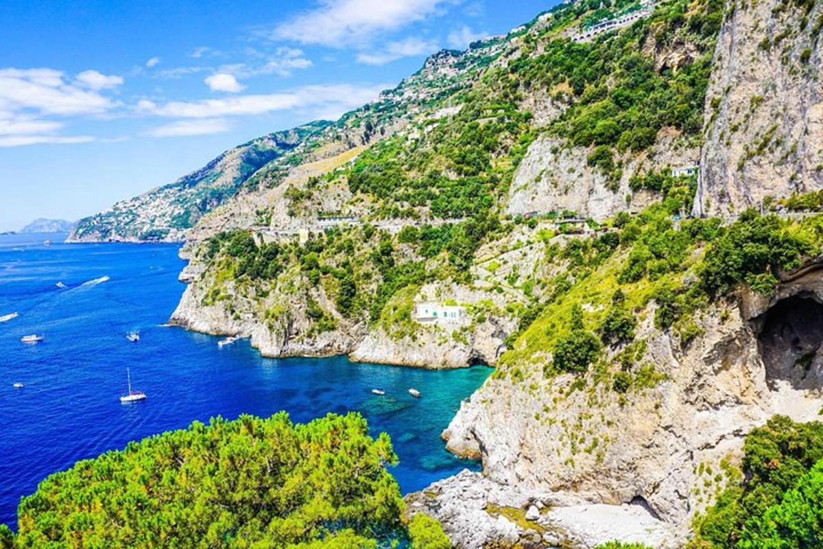 Μια θέα της ακτής Αμάλφι με βάρκες στο νερό