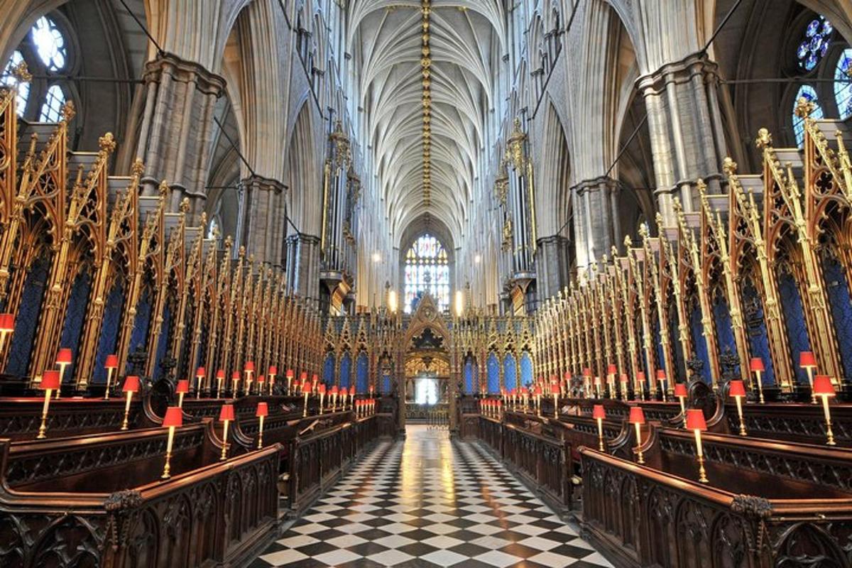 une grande cathédrale avec des rangées de chaises à l'intérieur