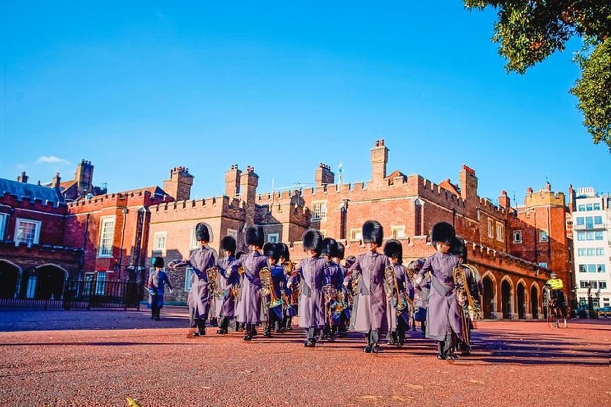 un groupe d'enfants marchant devant un bâtiment
