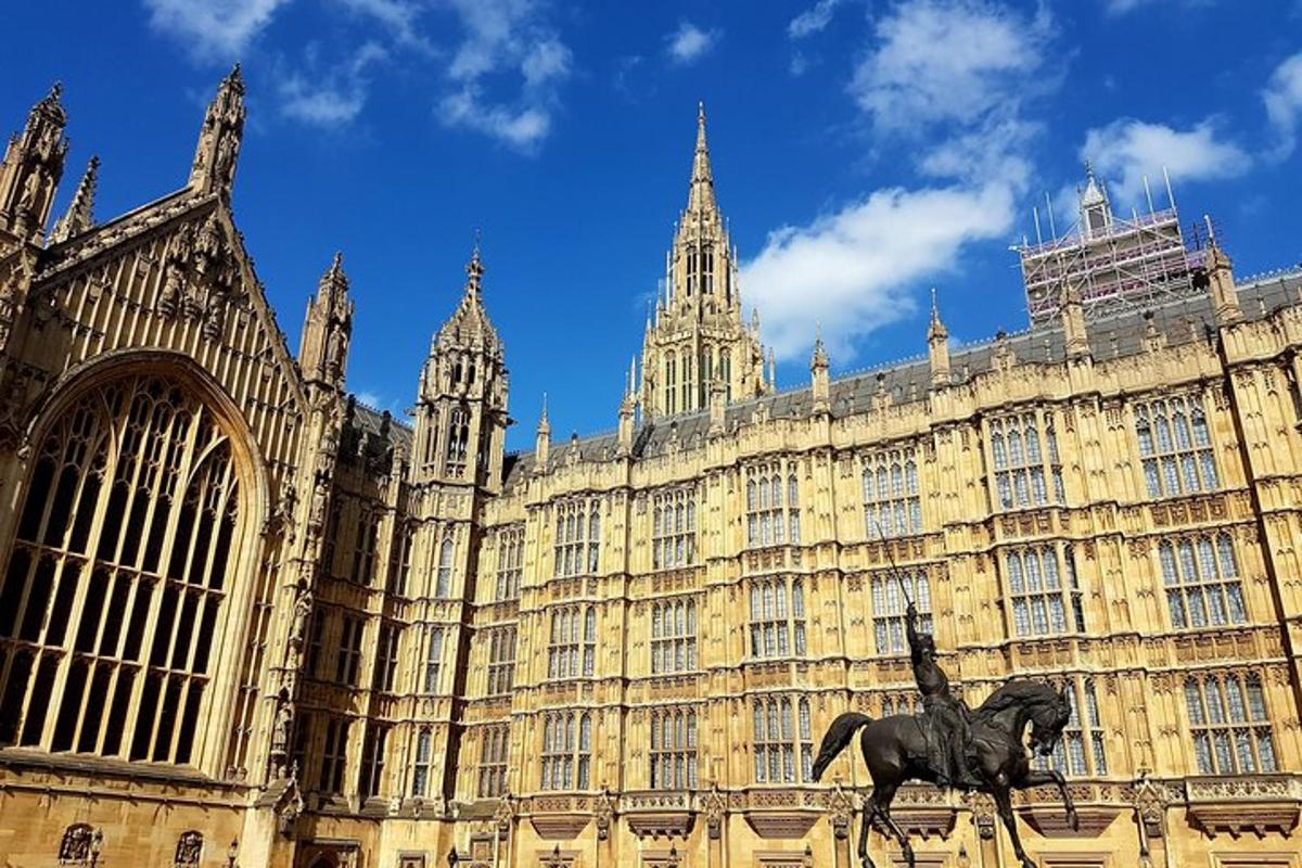 un grand bâtiment avec une statue de cheval devant lui
