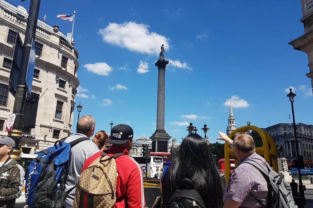 un groupe de personnes debout devant un monument