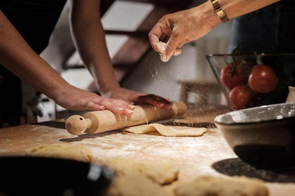 sepasang orang membuat makanan di atas meja