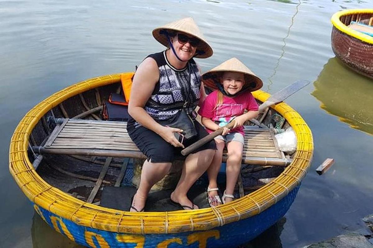 eine Frau und ein Kind sitzen in einem Boot auf dem Wasser