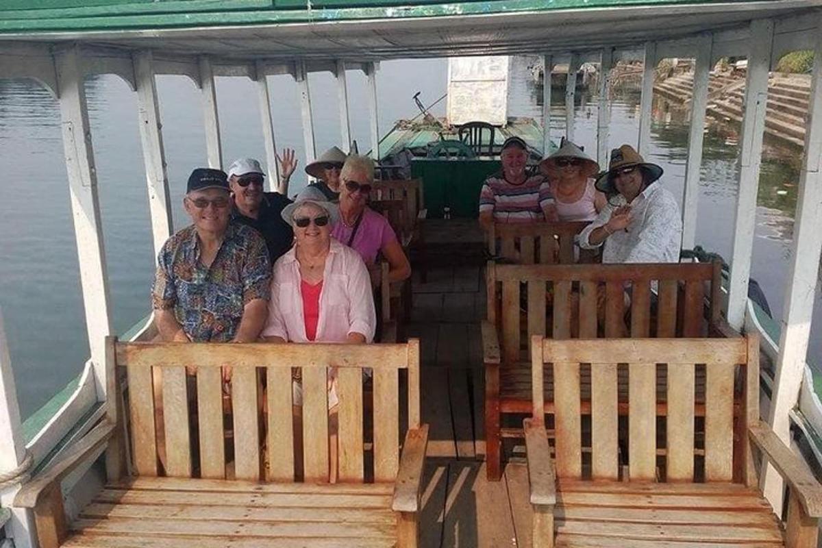 eine Gruppe von Menschen sitzt auf einem Boot auf dem Wasser