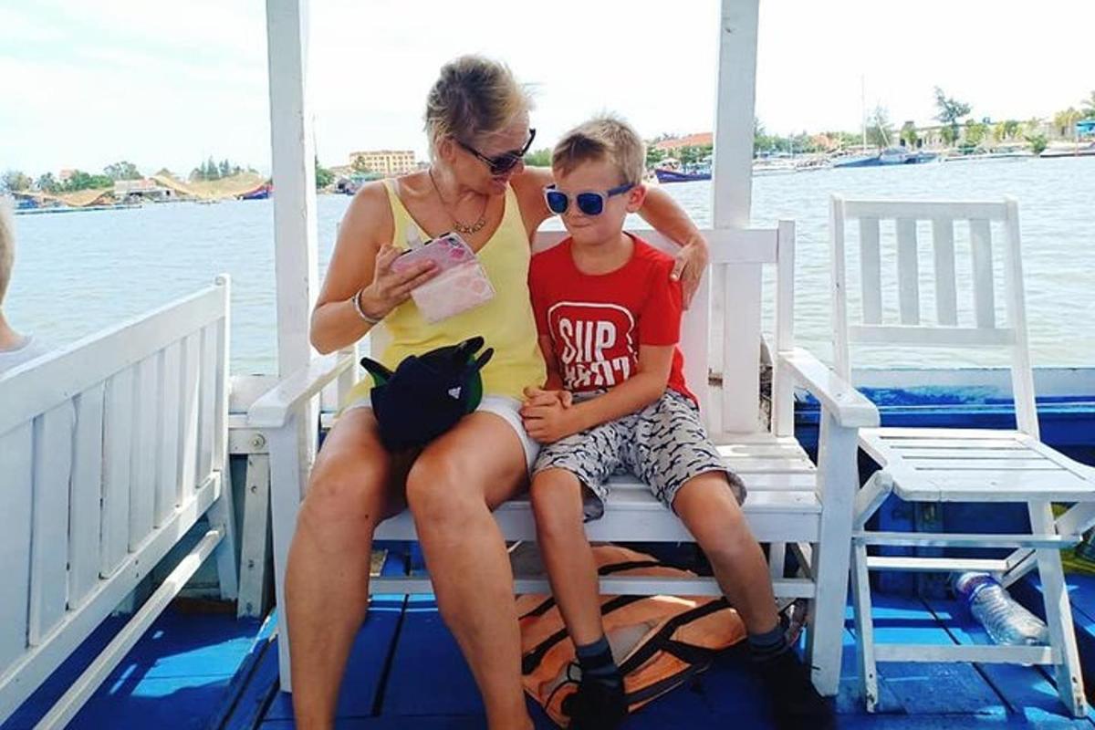 žena a chlapec sedící na lodi