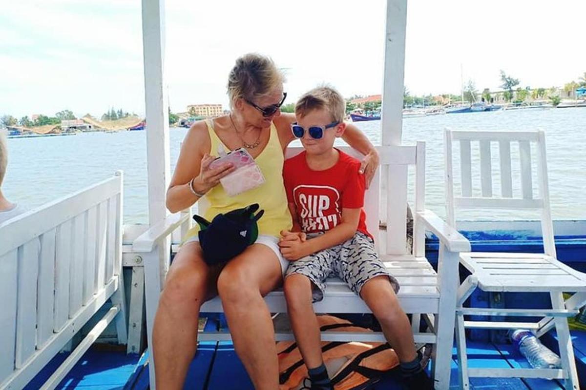 eine Frau und ein Junge sitzen auf einem Boot