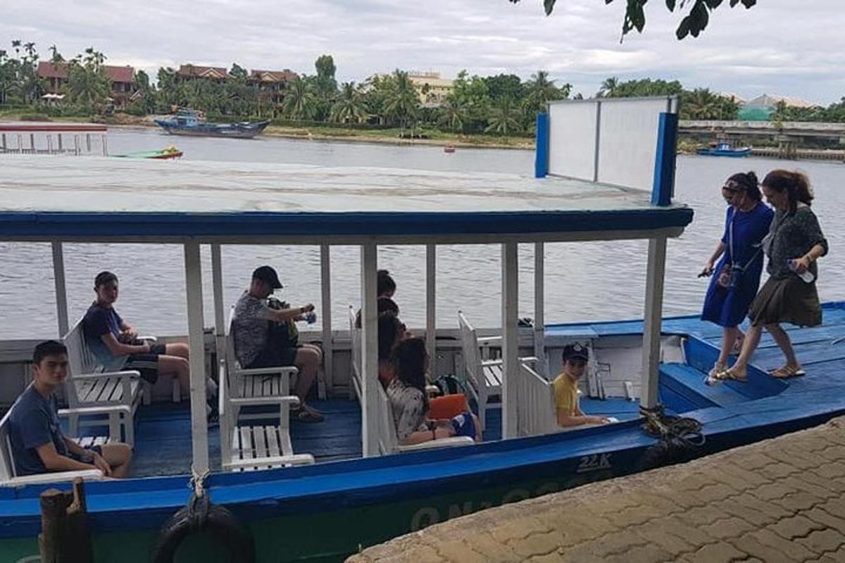 skupina lidí na lodi na vodě