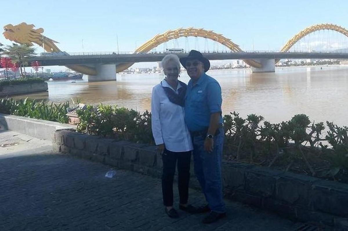 một người đàn ông và một người phụ nữ đứng trước một con sông