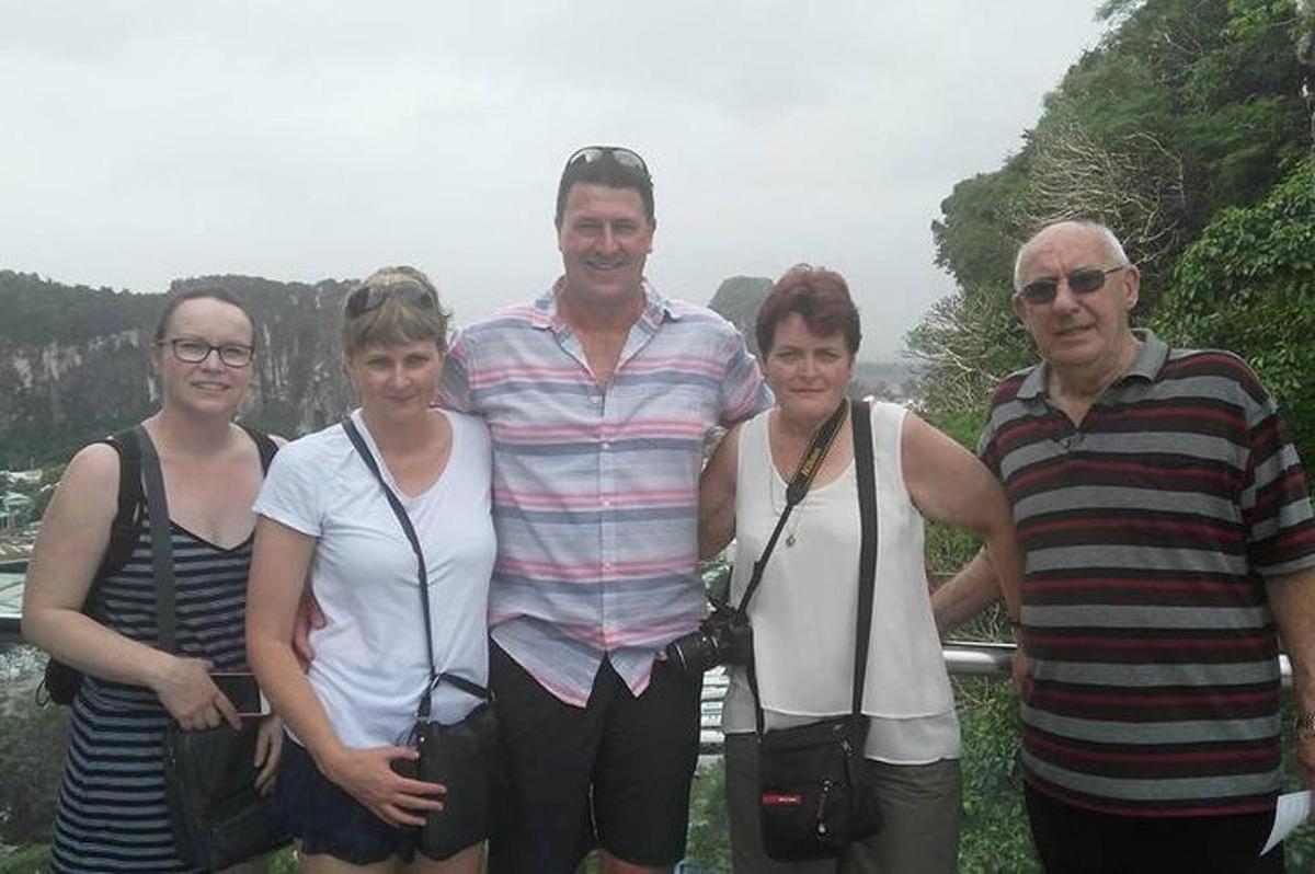 un grupo de personas posando para una foto