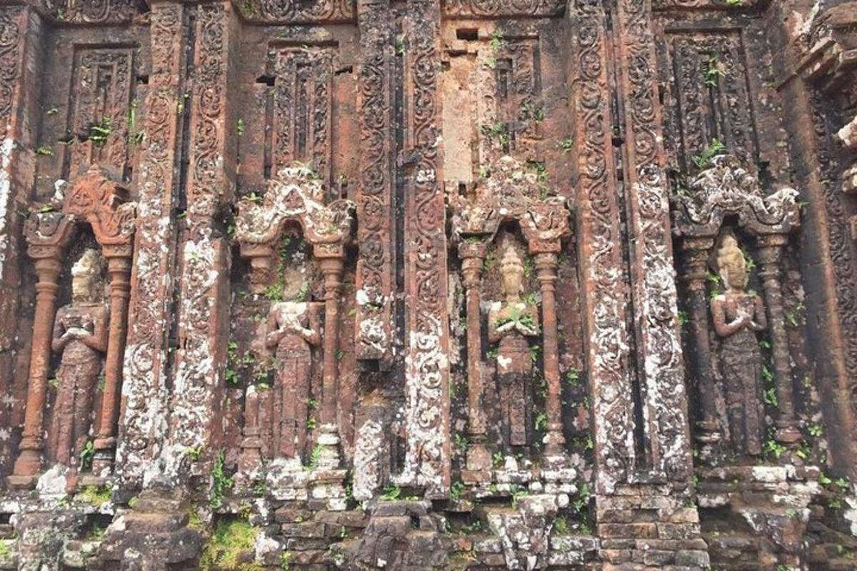 sebuah bangunan berhias dengan patung-patung di sisinya