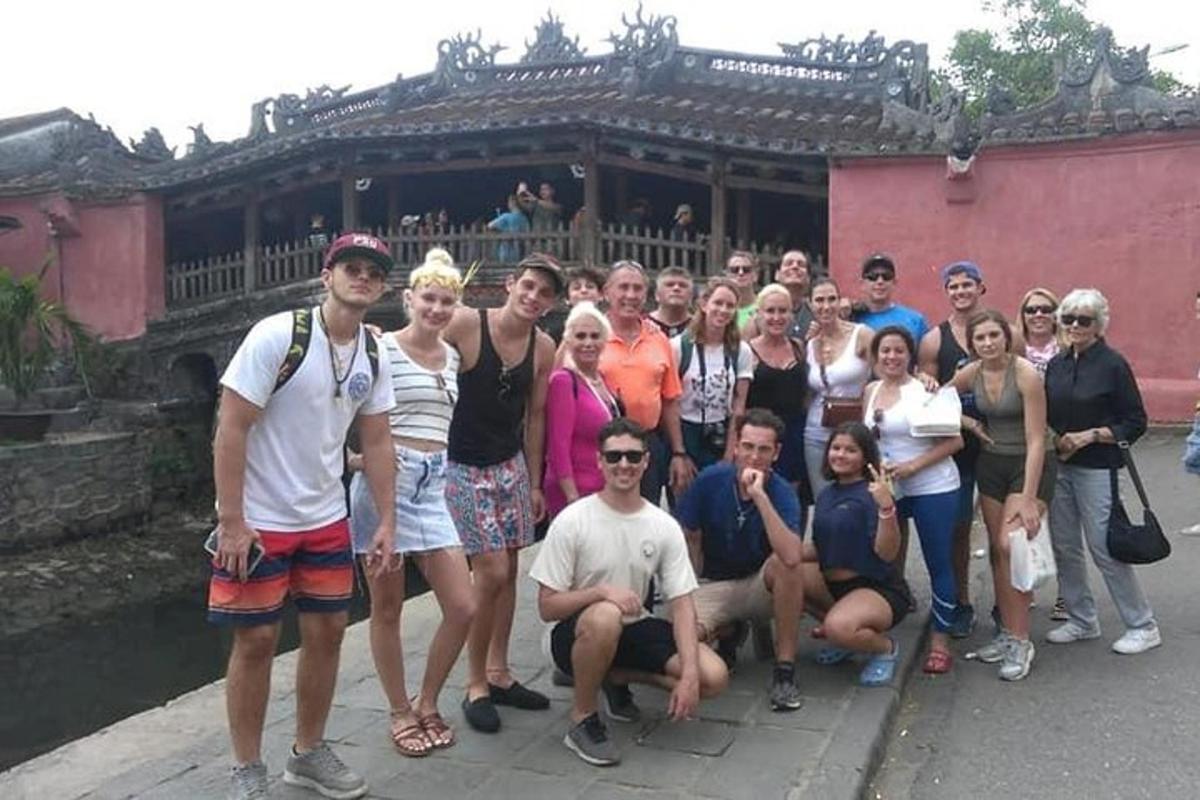 一群人在建筑物前摆姿势拍照