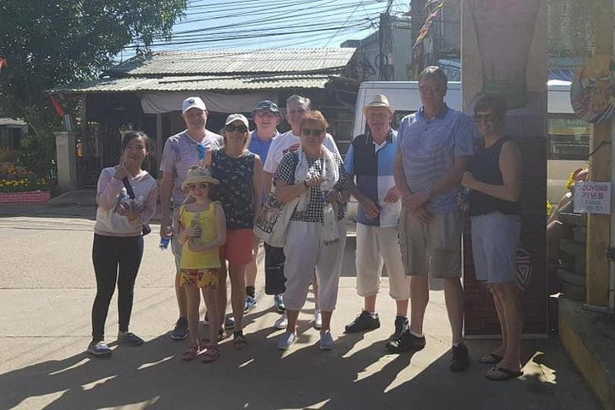 un grupo de personas de pie junto a un autobús